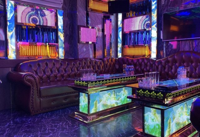 Không gian nội thất tân cổ điển tại Karaoke iOne, 180 Nguyễn Tuân, quận Thanh Xuân, Hà Nội