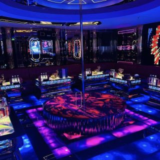 Phòng hát với hệ thống đèn LED tại Karaoke Enter, Hai Bà Trưng, Hà Nội