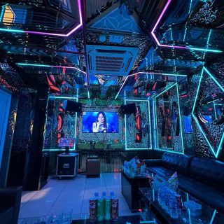 Nội thất phòng hát Karaoke Golden Crown trên đường Xã Đàn, Đống Đa, Hà Nội