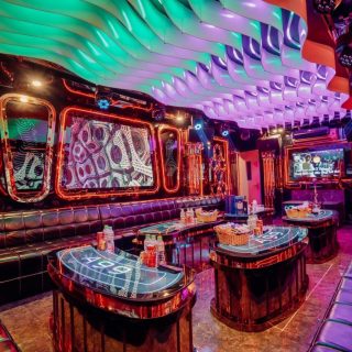 Phòng VIP với ghế sofa và bàn phục vụ tại Karaoke A99, Mỹ Đình Nam Từ Liêm