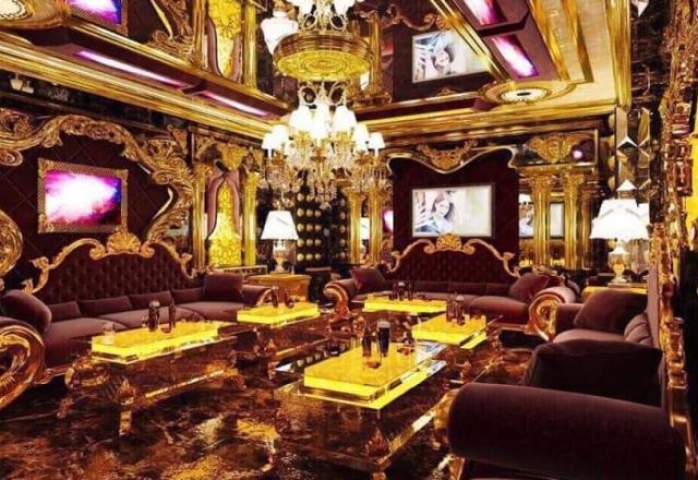 Phòng hát với đèn trần LED tại Karaoke Hoàng Gia, karaoke Nguyễn Khang, Cầu Giấy
