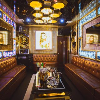 Phòng hát rộng với sofa và màn hình tại Karaoke Hương Giang, Đống Đa Hà Nội