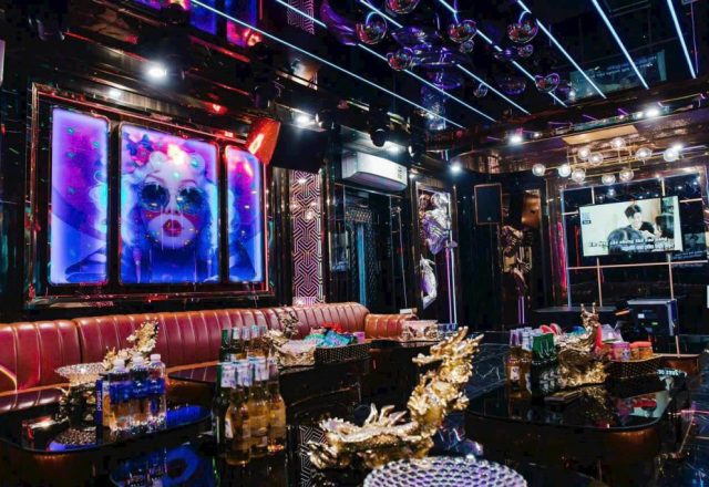 Phòng hát trang trí đèn LED đổi màu tại Karaoke Idol, Nguyễn Khang, Cầu Giấy