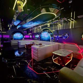 Phòng hát trang trí theo chủ đề hoa tại Karaoke Jaguarudi, Hai Bà Trưng
