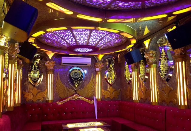Phòng hát rộng với sofa và màn hình LED tại Karaoke King, Nhật Tân, Tây Hồ