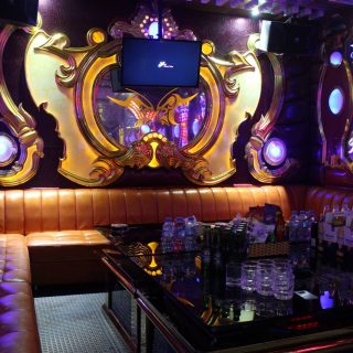 Phòng hát với màn hình và đèn LED tại Karaoke 107, Hai Bà Trưng