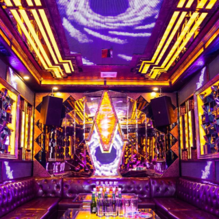 Phòng hát với đèn LED nhiều màu tại Karaoke 39, Hai Bà Trưng