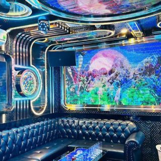 Phòng hát với bộ sofa và ánh sáng vàng ấm tại Karaoke Lucky KTV, Hòa Mã, Hai Bà Trưng