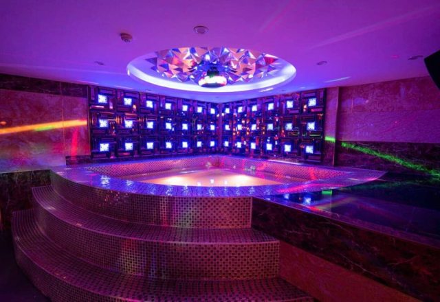 Phòng hát trang trí đèn LED nhiều màu tại Karaoke Luxury, Đống Đa