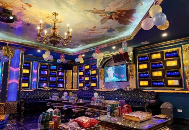 Phòng hát với hệ thống đèn LED nhiều màu tại Karaoke Magic, Đống Đa