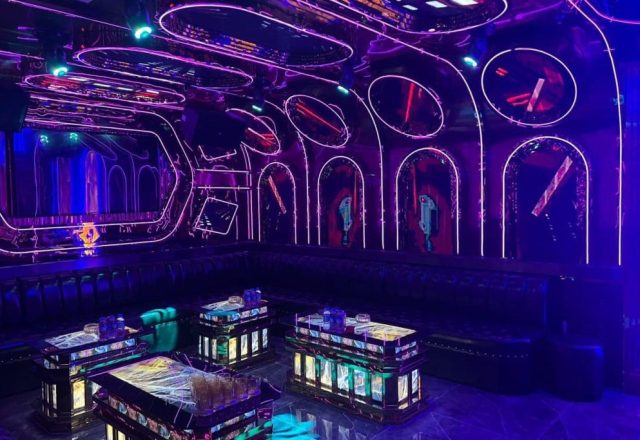 Phòng hát phong cách hiện đại với đèn nhiều màu tại Karaoke Babylon, Trung Hòa, Cầu Giấy