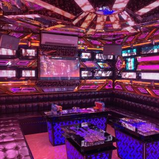 Nội thất phòng karaoke phối họa tiết nhung và da tại 142 Triệu Việt Vương, Hai Bà Trưng Hà Nội