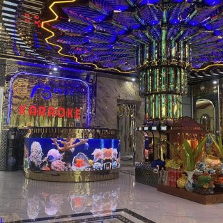 Phòng hát với màn hình LCD và đèn LED tại Karaoke F5, Tố Hữu, Hà Đông