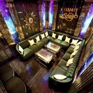Phòng karaoke với hệ thống đèn LED nhiều màu tại Karaoke Galaxy, Cầu Giấy, Hà Nội