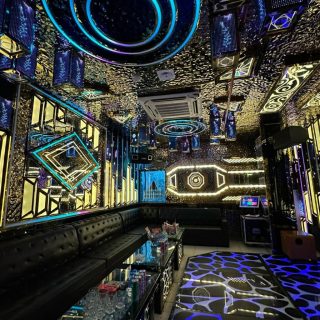 Khu vực ghế sofa trong phòng hát Karaoke Golden Crown, Xã Đàn, Đống Đa