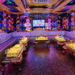 Không gian phòng hát với đèn LED sân khấu tại Karaoke Grand, phố Xã Đàn