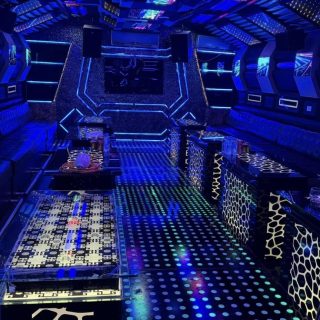 Phòng hát với dàn âm thanh Nexo và đèn màu tại Karaoke Jaguarudi, Tuệ Tĩnh