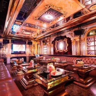 Màn hình và dàn đèn LED trong phòng hát tại Karaoke A99, Lê Đức Thọ Mỹ Đình