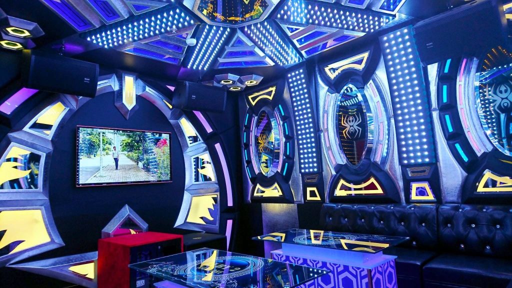 Phòng hát rộng với sofa và màn hình LED tại Karaoke King, Nhật Tân, Tây Hồ