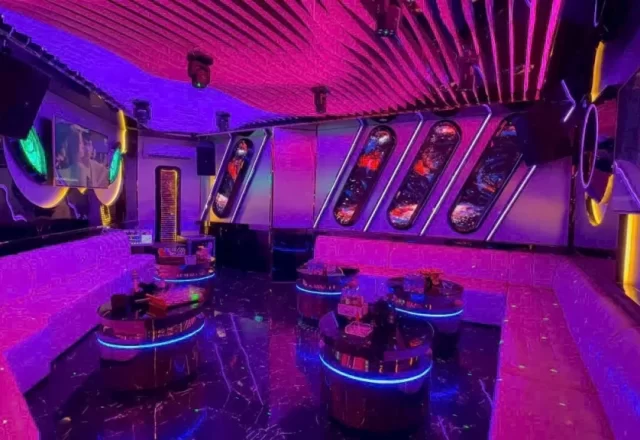 Nội thất phòng karaoke tông màu sang trọng tại Karaoke London, Cầu Giấy, Hà Nội