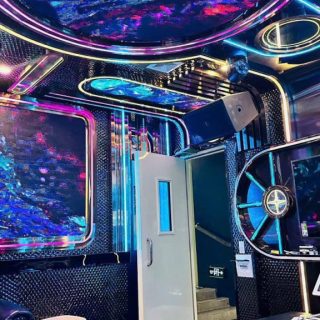 Góc phòng karaoke bố trí ghế sofa êm ái tại Karaoke Lucky KTV, số 10 Hòa Mã, Hà Nội