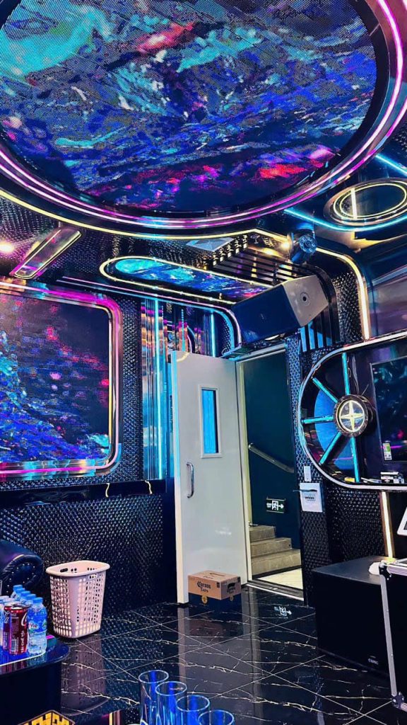 Phòng hát với bộ sofa và ánh sáng vàng ấm tại Karaoke Lucky KTV, Hòa Mã, Hai Bà Trưng