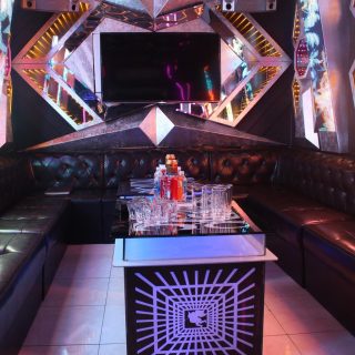 Phòng karaoke tông màu ấm cùng đèn LED tại Karaoke Mansion, phố Lê Ngọc Hân, Hà Nội