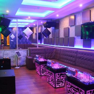 Góc phòng hát và đèn LED nhiều màu tại Karaoke Binbo, ngõ 81 Láng Hạ, Đống Đa