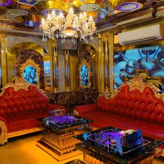 Phòng hát rộng với màn hình và hệ thống đèn màu tại Karaoke Bingo Triệu Việt Vương, Hà Nội