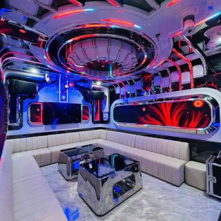 Phòng hát với màn hình lớn và đèn LED tại Karaoke F5 Plus, Cầu Giấy