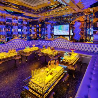 Dàn âm thanh và màn hình trong phòng hát tại Karaoke Grand, Đống Đa