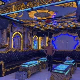 Bàn sofa và đèn LED trong phòng hát tại Karaoke 39, Hai Bà Trưng