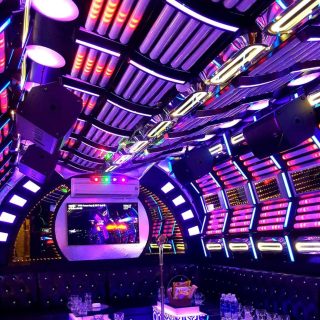 Phòng hát với hệ đèn LED và dàn âm thanh tại Karaoke King, Nhật Tân, Tây Hồ, Hà Nội