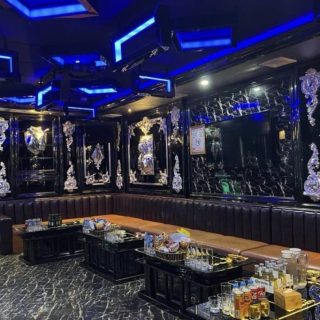 Không gian phòng hát trang trí gương và đèn LED tại Karaoke Ksalon, Trung Hòa