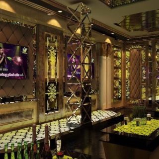 Phòng hát trang trí sofa và bàn kính tại Karaoke Lasvegas, Cầu Giấy
