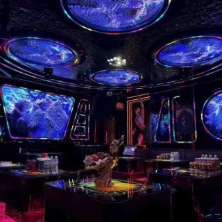 Bàn ghế sofa trong phòng hát tại Karaoke London, Hoàng Quốc Việt
