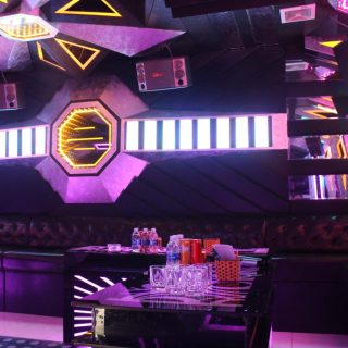 Nội thất tân cổ điển với gương khung mạ vàng tại Karaoke Mansion, Hai Bà Trưng