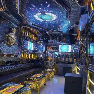 Sofa và không gian phòng hát tại Karaoke Apollo, Bắc Từ Liêm, Hà Nội