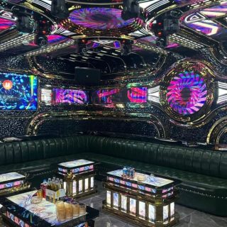 Phòng hát phong cách tân cổ điển tại Karaoke Babylon, phố Trung Hòa