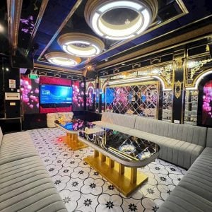 Không gian ghế ngồi trong phòng hát tại Karaoke 107, Hai Bà Trưng, Hà Nội