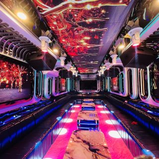 Phòng hát rộng nhiều chỗ ngồi tại Karaoke F5 Plus, số 5 Trần Duy Hưng