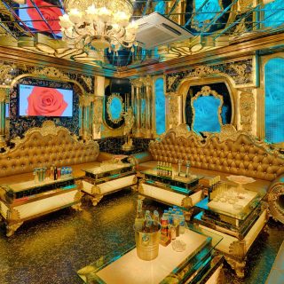 Bộ ghế sofa và bàn phục vụ trong phòng karaoke tại 300 Xã Đàn, Hà Nội
