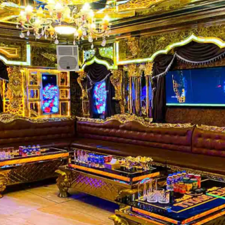 Không gian phòng hát rộng cho nhóm đông tại Karaoke Babylon, Cầu Giấy