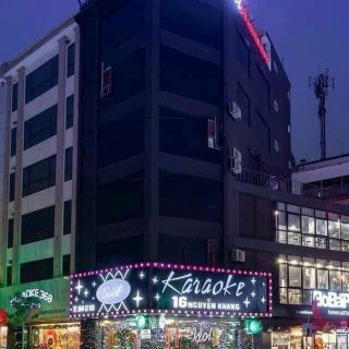 Không gian ghế ngồi trong phòng hát tại Karaoke Idol, Cầu Giấy, Hà Nội