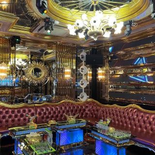 Chi tiết trang trí gương mạ vàng tại Karaoke iOne, phố Nguyễn Tuân, Thanh Xuân, Hà Nội