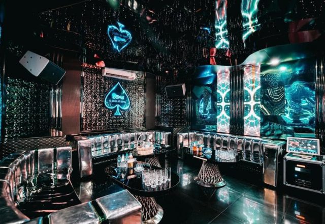 Nội thất phòng hát trang trí gương và ánh đèn tại Karaoke Ising, Đống Đa Hà Nội