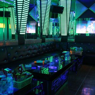 Ánh đèn LED nghệ thuật trong phòng hát tại Karaoke 107, Mai Hắc Đế