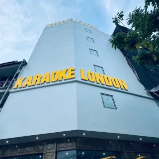 Phòng karaoke với hệ thống đèn trang trí tại Karaoke London, Cầu Giấy