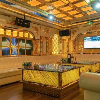 Phòng hát rộng rãi tại Karaoke Lucky KTV, số 10 Hòa Mã, quận Hai Bà Trưng, Hà Nội