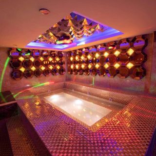 Phòng hát với hệ đèn LED tại Karaoke Luxury, Hàng Bột
